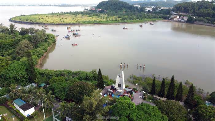 Phút tưởng niệm nơi khởi đầu Đường Hồ Chí Minh trên biển