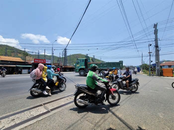 Nha Trang: Người dân bất an khi băng qua quốc lộ 1 không có đèn tín hiệu