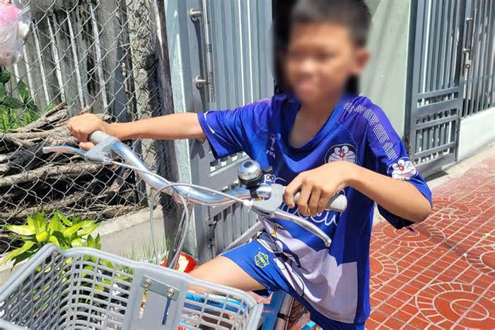 Cậu bé 10 tuổi quyết đạp xe từ Phú Yên vào Bình Dương thăm mẹ: 'Chỉ cần có mẹ, mọi sợ hãi không là gì cả'