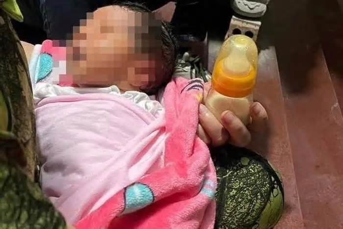 Bé trai sơ sinh bị bỏ rơi trước trạm y tế trong đêm cùng bỉm, sữa