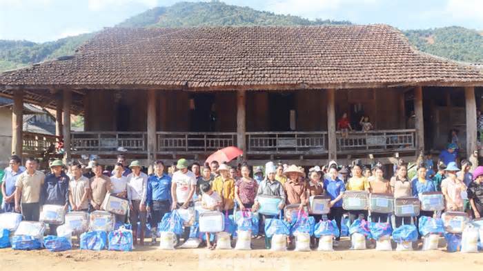 Trung ương Đoàn tặng quà người dân vùng lũ Sơn La