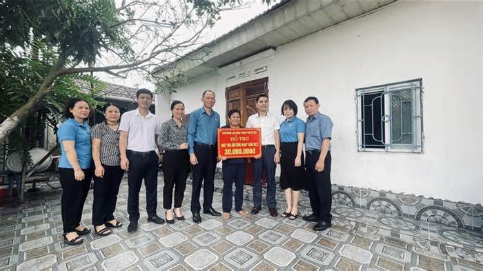Trao hỗ trợ sửa chữa Mái ấm Công đoàn cho đoàn viên huyện Sóc Sơn