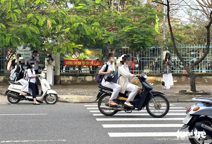 Học sinh ở Đà Nẵng vẫn đi xe máy đến trường