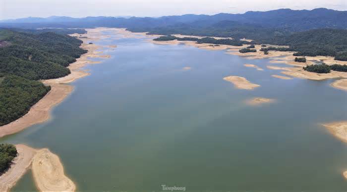 Mực nước xuống thấp, hồ Kẻ Gỗ với sức chứa 345 triệu m3 trơ đáy