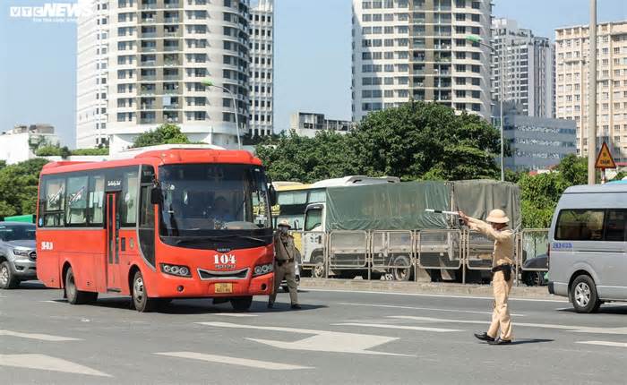 Gọi điện cầu cứu khắp nơi, tài xế đón trả khách sai quy định vẫn bị phạt nặng