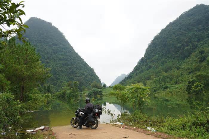 Tranh luận về đi du lịch mùa mưa bão