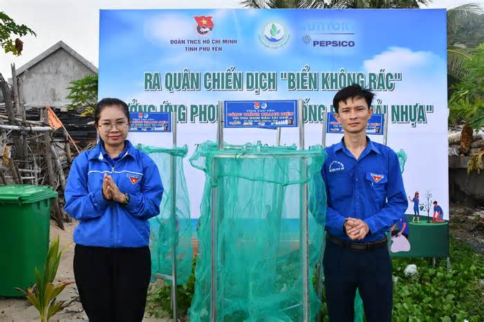 Thu gom rác thải, làm biển báo bảo vệ môi trường biển