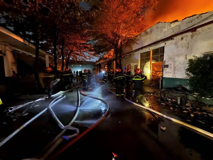 Đã dập tắt đám cháy tại nhà xưởng hàng ngàn m2 ở TPHCM