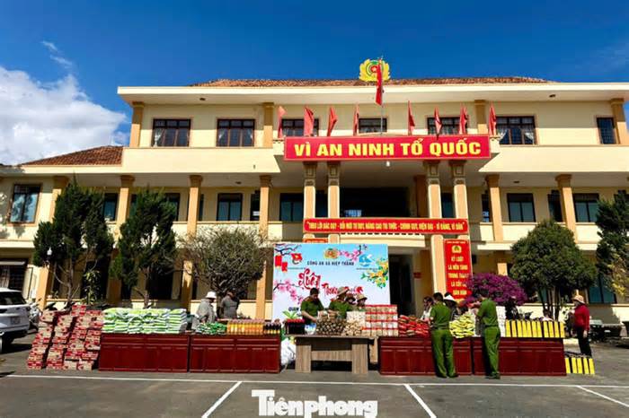 ‘Gian hàng 0 đồng’ ấm lòng dân nghèo ngày cận Tết