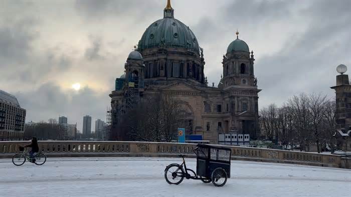 Tuyết đầu mùa phủ trắng xóa đường phố Berlin