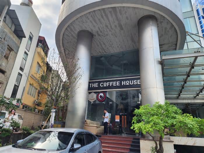 Vụ vỡ kính quán cafe làm khách bị thương nặng: Không có hoạt động sửa chữa