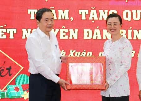 Chủ tịch Quốc hội thăm, tặng quà Tết gia đình chính sách, hộ khó khăn ở Cần Thơ