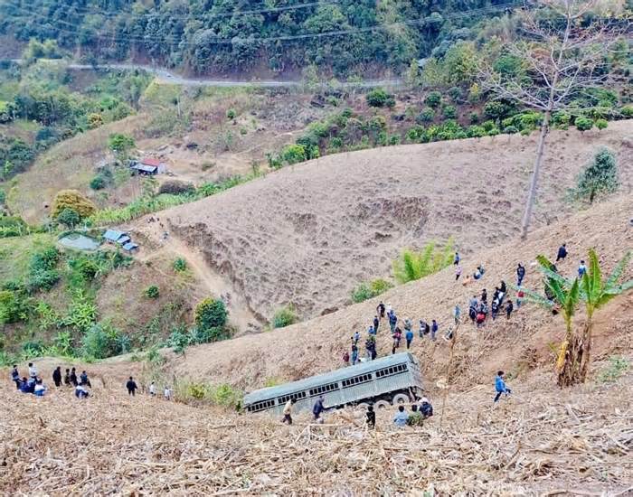 Sơn La: Xe đầu kéo lao xuống vực sâu gần 100m khiến 2 người tử vong