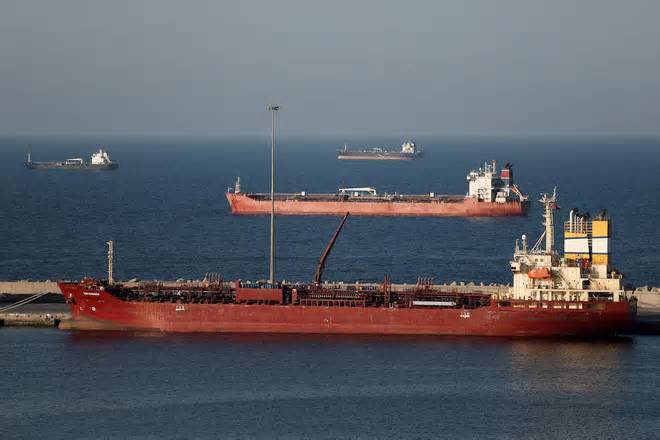 Tàu chở dầu vẫn né eo biển Hormuz, Biển Đỏ vì rủi ro an ninh