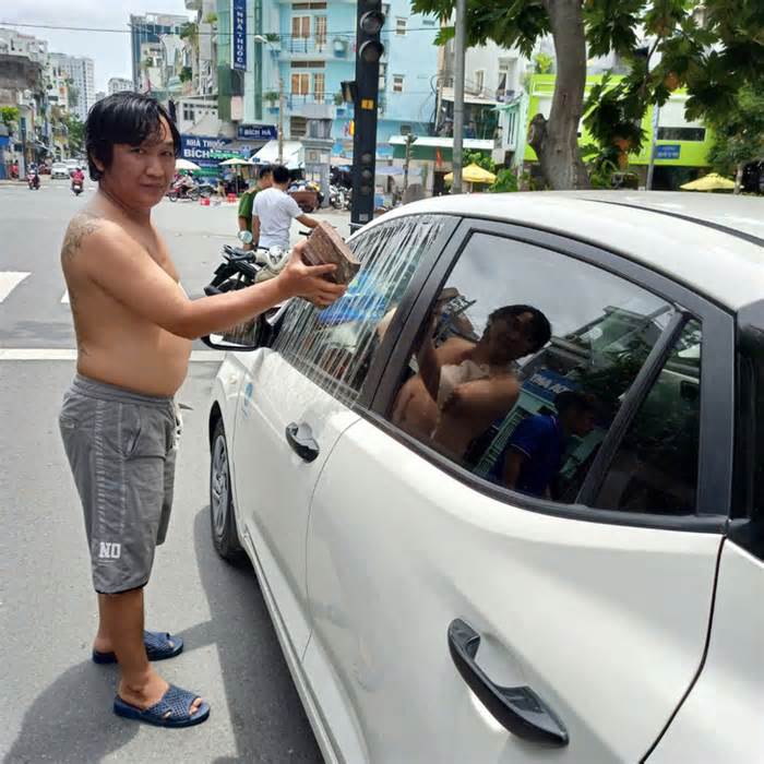 Công an quận 1 bắt người đàn ông đập bể kính xe taxi công nghệ