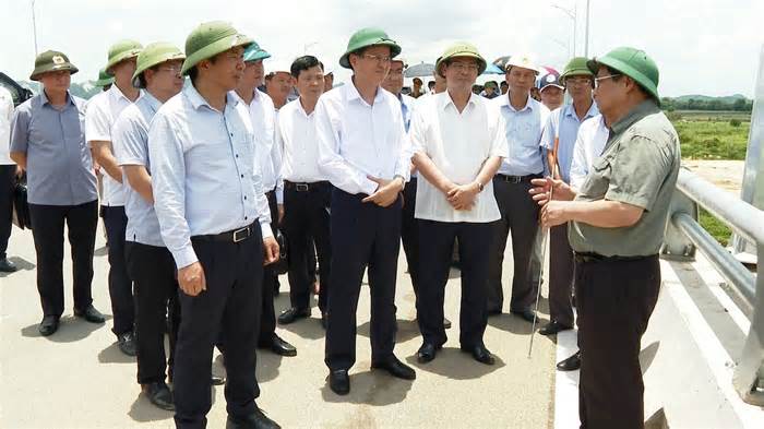 Thủ tướng khảo sát thực địa thi công tuyến đường Đông - Tây tại Ninh Bình