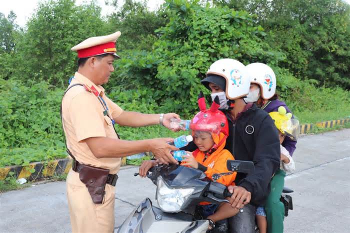 Cảnh sát giao thông Sóc Trăng hỗ trợ áo mưa, xăng… cho người dân về quê nghỉ lễ Quốc khánh