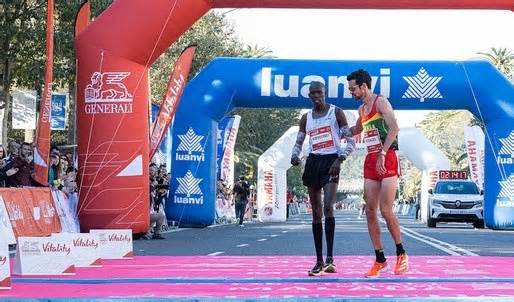 Giải Malaga marathon 2023: VĐV Tây Ban Nha dìu, nhường VĐV Kenya về đích trước