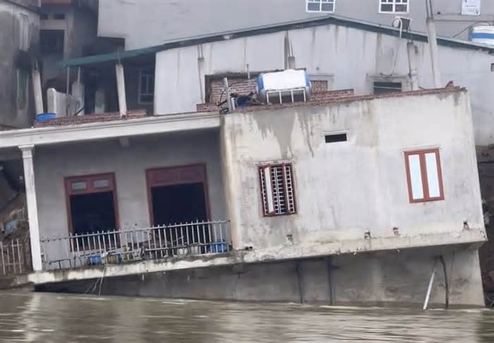 Sạt lở bờ sông Cầu ở Bắc Ninh, một căn nhà bị nhấn chìm