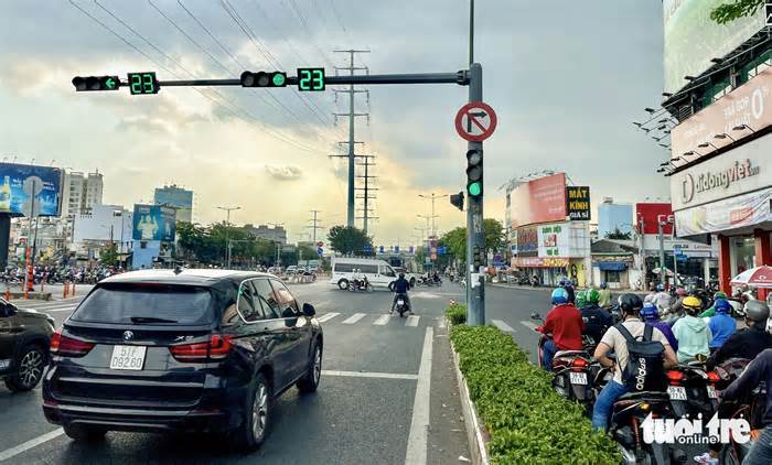 Lắp biển cấm tại nơi không cho rẽ phải, còn lại là 'mặc định' rẽ, được không?