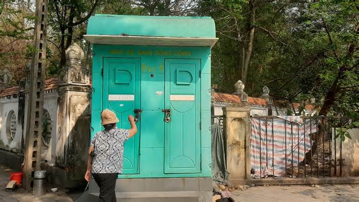 Loạt nhà vệ sinh công cộng ở TP Thanh Hoá xuống cấp, cửa đóng then cài