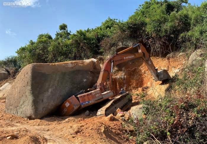 Phú Yên: Thi công cao tốc Bắc-Nam, tài xế máy đào bị đá đè tử vong