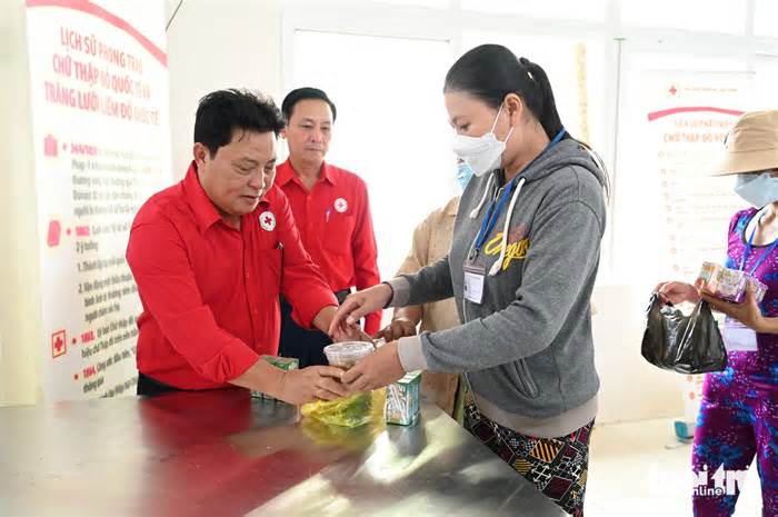 Hơn 1.000 suất ăn nghĩa tình cho bệnh nhân nghèo Kiên Giang