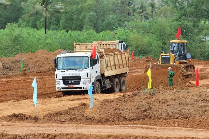 Bình Định: Thực hiện dự án cao tốc Bắc - Nam phải ưu tiên hàng đầu