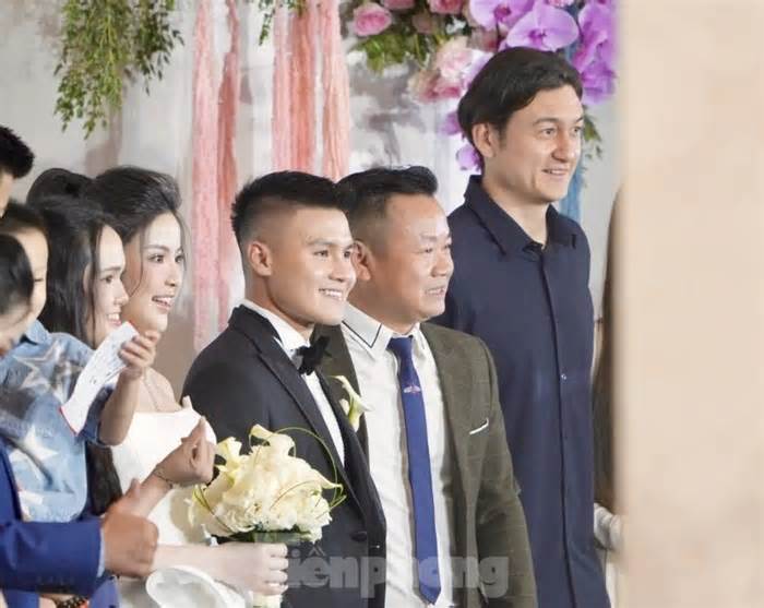 Đặng Văn Lâm và bạn gái Yến Xuân dự cưới Quang Hải