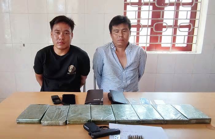 Mang theo súng để vận chuyển 8 bánh heroin từ Lào về Việt Nam