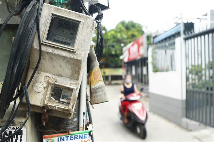 'Ma trận' cáp viễn thông lơ lửng trên đầu người dân ở TP Hồ Chí Minh