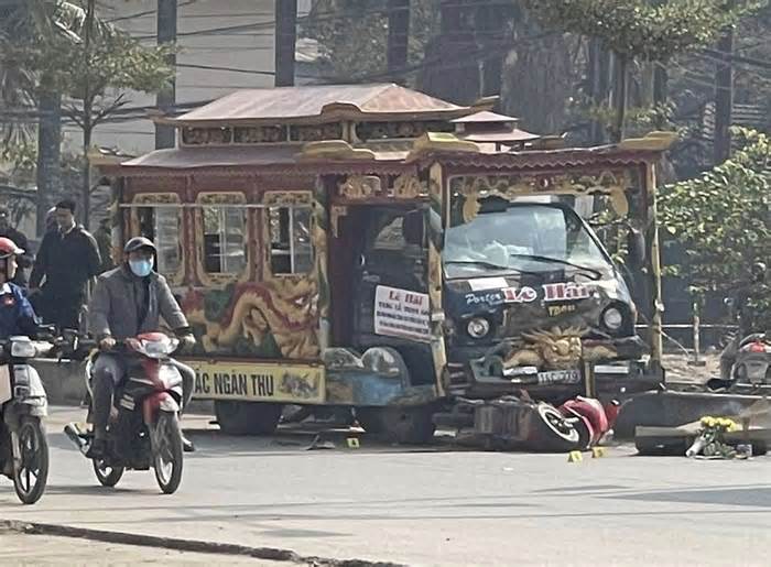 Ôtô đưa tang tông nhiều xe dừng đèn đỏ, một người chết