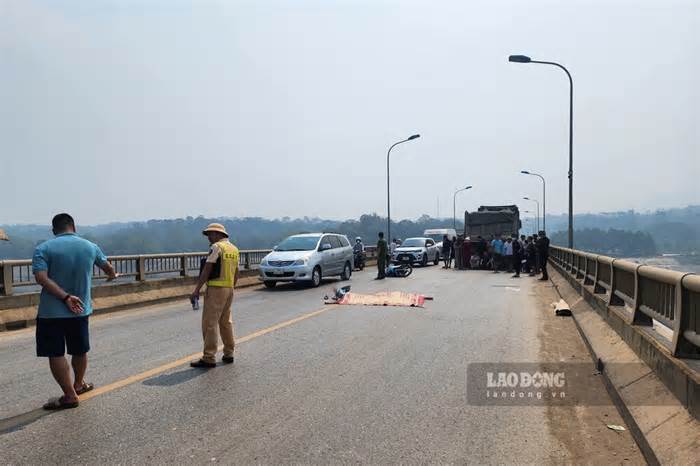 Tai nạn giữa xe đầu kéo và xe máy trên cầu Đồng Quang, 1 người tử vong