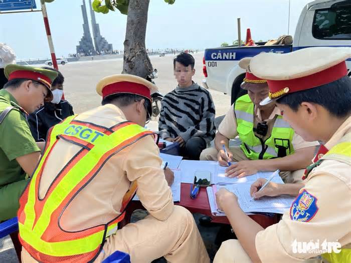 Xử lý nhóm thanh niên đi xe độ gây huyên náo ở tháp Nghinh Phong