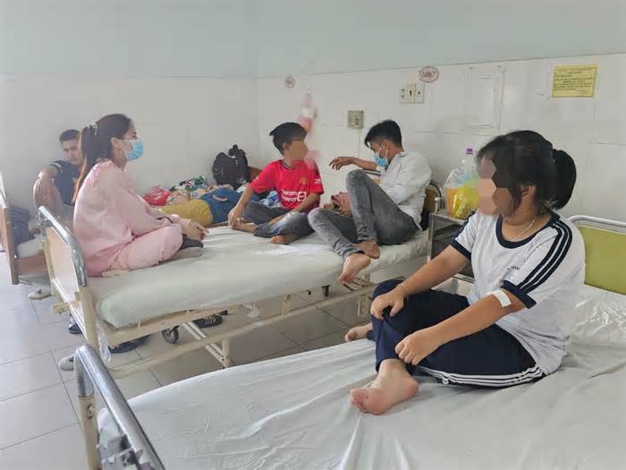 Nha Trang sau các vụ ngộ độc: Quán gà đóng cửa, cổng trường vắng hàng rong