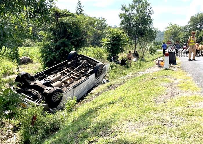 Xe khách lật ngửa, 1 hành khách tử vong trên Quốc lộ 25