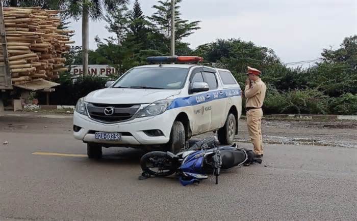 Xe máy va chạm ôtô tuần tra của cảnh sát, một người tử vong