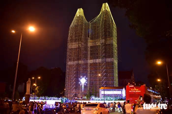 Nhà thờ Đức Bà trang trí 80.000m dây đèn led đón Giáng sinh