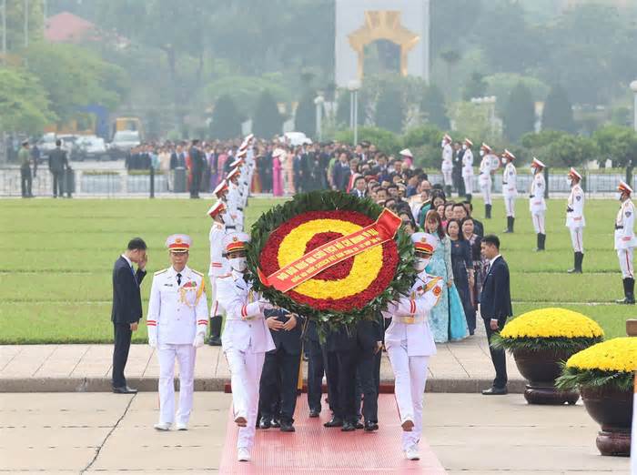 Đại biểu dự Kỳ họp thứ năm, Quốc hội khóa XV vào Lăng viếng Chủ tịch Hồ Chí Minh