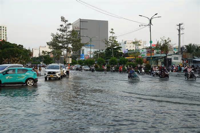 Triều cường đạt đỉnh, người dân phía Nam TPHCM 'bơi' trong nước giữa phố