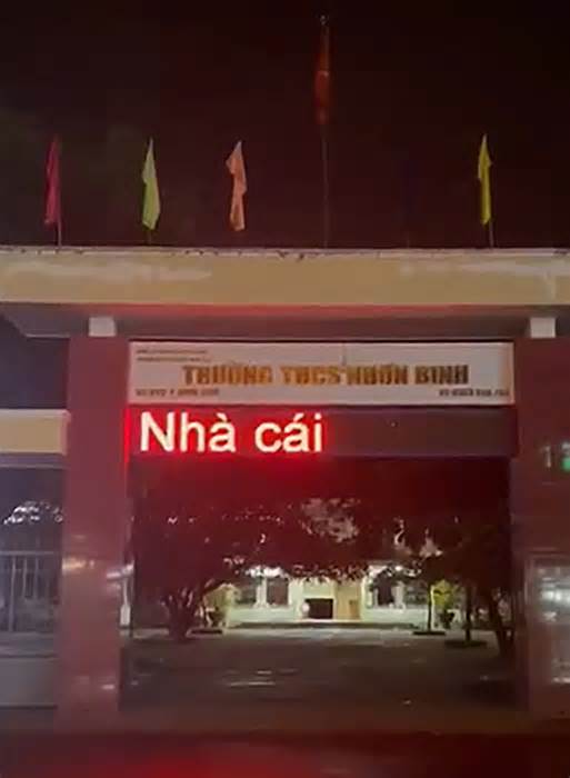 Một trường học ở Quy Nhơn xuất hiện 'dòng chữ lạ' trên bảng LED
