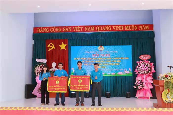 Công đoàn Tây Ninh tặng cờ thi đua và bằng khen cho 14 tập thể, 9 cá nhân