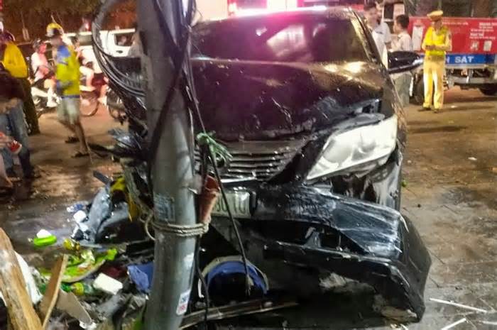 Ô tô Camry tông 3 người ngồi trà đá vỉa hè: Một nạn nhân không qua khỏi