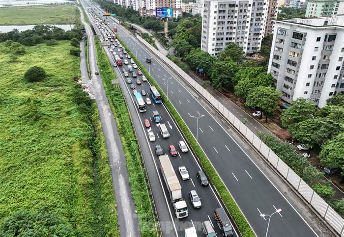 Mưa tầm tã cả ngày, cao tốc Pháp Vân - Cầu Giẽ ùn tắc nhiều giờ