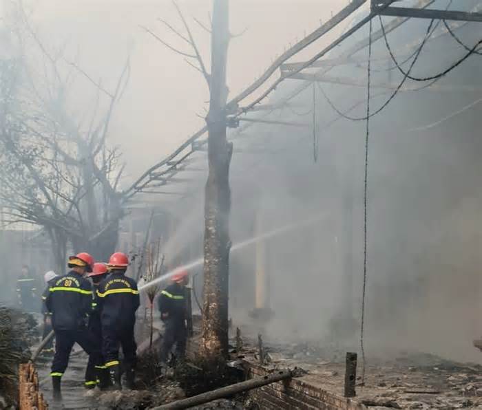 Nhanh chóng dập tắt đám cháy lớn tại ngôi chùa ở Hà Nam