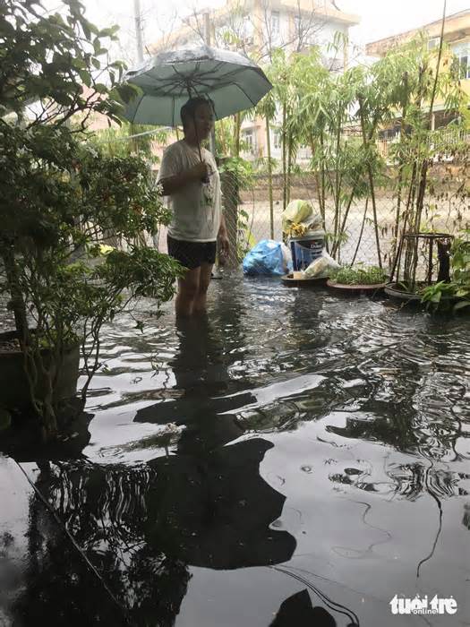 Mưa kéo nước cống, bùn đen tràn vào hàng chục nhà dân ở Đà Nẵng