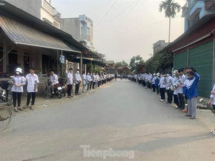 Hàng trăm học sinh đứng dọc đường dài cả cây số, tiễn biệt cô giáo qua đời vì bệnh hiểm nghèo