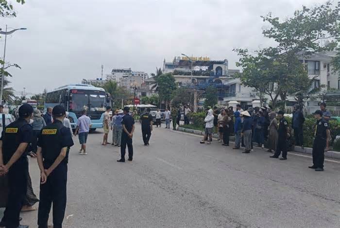 Xe khách cỡ lớn đã được qua cổng chính khu FLC Sầm Sơn để vào các villa