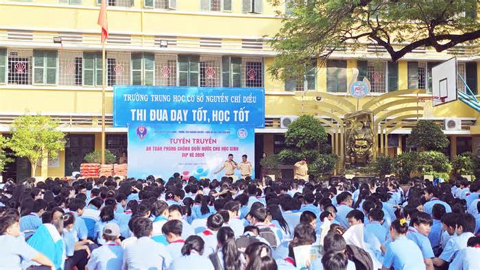 CSGT tuyên truyền phòng, chống đuối nước cho hơn 1000 học sinh