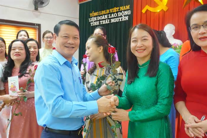 LĐLĐ tỉnh Thái Nguyên gặp mặt, tặng quà nữ đoàn viên nhân Ngày Phụ nữ Việt Nam